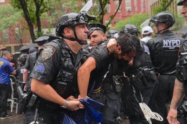 Ribuan Orang Ikuti Aksi Protes Anti-Pemerintah di New York Terhadap Kebijakan Trump