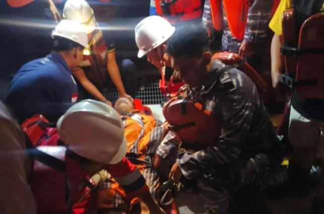 TNI AL Evakuasi Korban Kapal Pompong Tenggelam di Selat Berhala, Satu Nelayan Meninggal Dunia