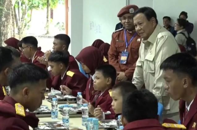 Presiden Prabowo Tinjau Program Makan Bergizi Gratis di Sekolah Rakyat Terpadu Banjarbaru