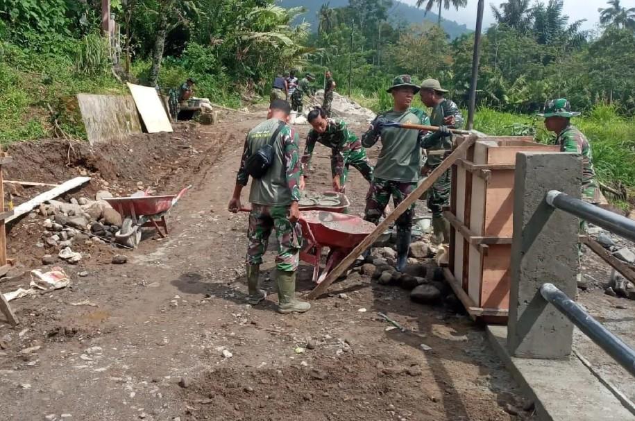 Prajurit TNI Bangun Jembatan Penghubung Pascabanjir di Padangsidimpuan