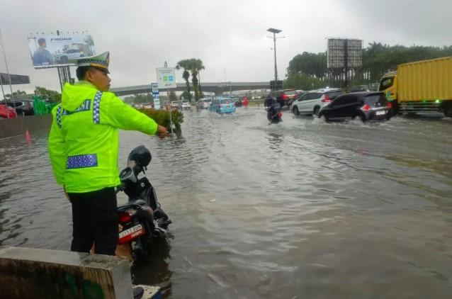 Genangan Air Terjadi di Akses Jalan Menuju Bandara Soekarno-Hatta, Lalu Lintas Terkendala