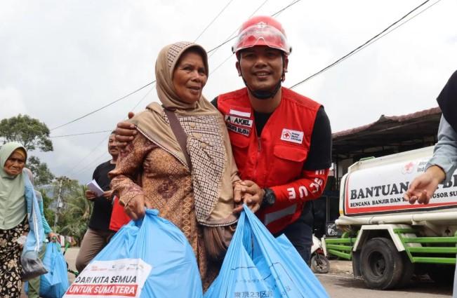 PMI Jakarta Selatan Salurkan Bantuan Rumah Tangga bagi Penyintas Bencana di Sumatera Barat
