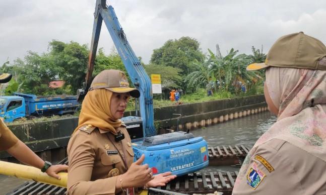 Antisipasi Banjir, Pemkot Jakarta Barat Keruk 140 Meter Kubik Lumpur di Kali Sepak Kembangan