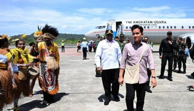 Kenakan Tas Noken, Wapres Gibran Mulai Kunjungan Kerja Dorong Pembangunan Inklusif di Tanah Papua