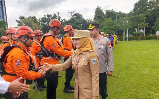 Pemkot Jakarta Barat Kerahkan 300 Personel Gabungan Tangani Pascabanjir Akibat Hujan Ekstrem