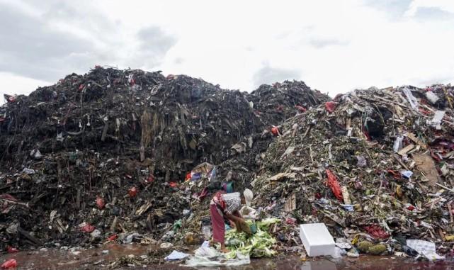 Sudin LH Prioritaskan Angkut Sampah Lama Pasar Induk Kramat Jati untuk Tekan Bau Menyengat