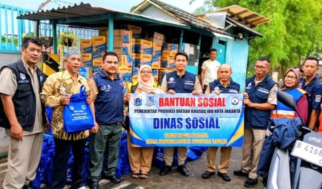 Pemkot Jakarta Timur Salurkan Bantuan Sembako untuk 279 KK Penyintas Banjir di Rawa Terate