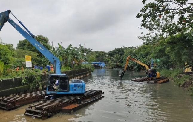 Banjir Jakarta Barat Kian Parah, Warga Dilaporkan Melubangi Turap untuk Buang Genangan Air