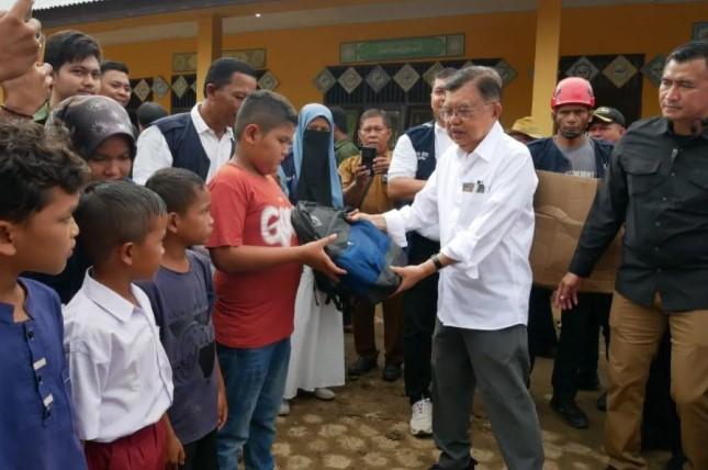 PMI Salurkan Bantuan Pendidikan dan Logistik bagi Siswa Terdampak Bencana di Aceh Utara