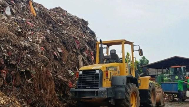 Sudin LH Jakarta Timur Kerahkan Ratusan Truk Angkut Sampah Pasar Induk Kramat Jati