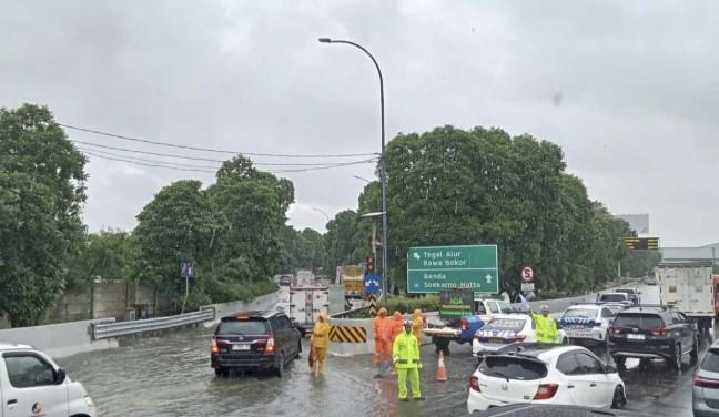 Genangan Air 15 Cm Rendam Tol Sedyatmo Arah Bandara Soekarno-Hatta, Lalu Lintas Tersendat