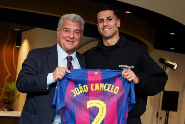 Joao Cancelo Kembali ke Barcelona dari Al-Hilal, Targetkan Trofi dan Debut di Camp Nou