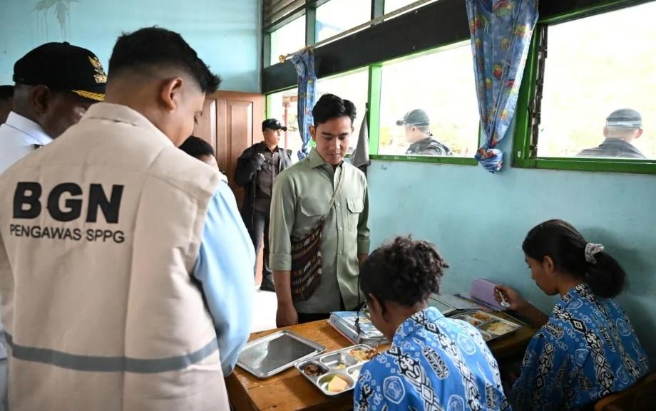 Gibran Tinjau Program Makan Bergizi Gratis di Wamena, Temukan Keluhan Soal Kualitas Daging