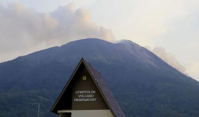 Gunung Ile Lewotolok Erupsi 341 Kali dalam 24 Jam, Warga Diminta Jauhi Radius Bahaya