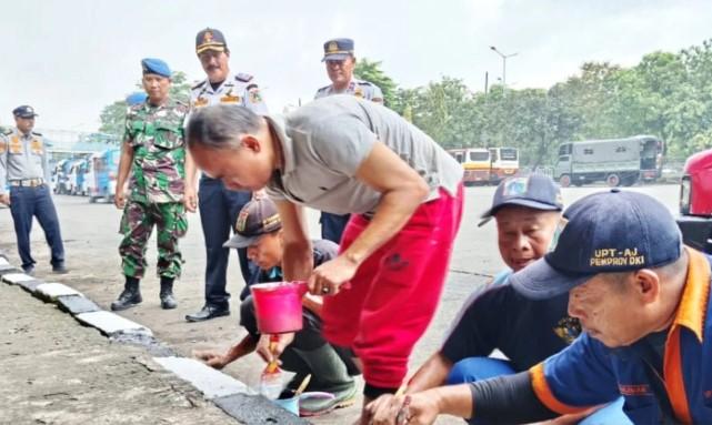Pagar dan Kanstin Terminal Kampung Rambutan Dicat Ulang untuk Percantik Area Jelang Lebaran