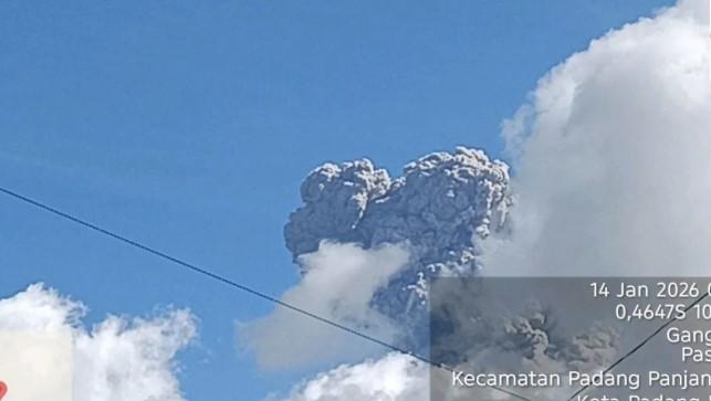 Gunung Marapi Kembali Meletus, Kolom Abu Capai 1.600 Meter dan Erupsi Masih Berlangsung