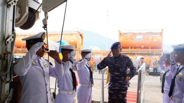 Pangkoarmada RI Tinjau Lokasi Banjir Bandang di Kepulauan Siau, Bawa Bantuan dengan KRI