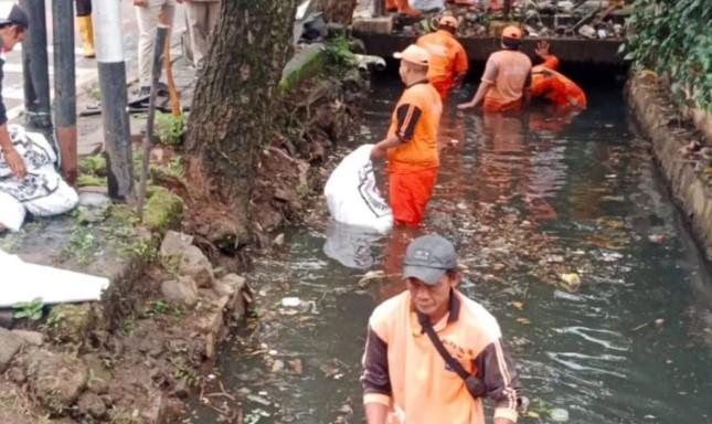 50 Personel Gabungan Bersihkan Saluran PHB Kalijodo Ciracas untuk Cegah Banjir