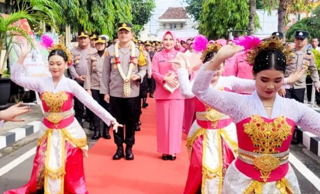Tari Landhung Sambut Kapolres Situbondo Baru AKBP Bayu Anuwar Sidiqie
