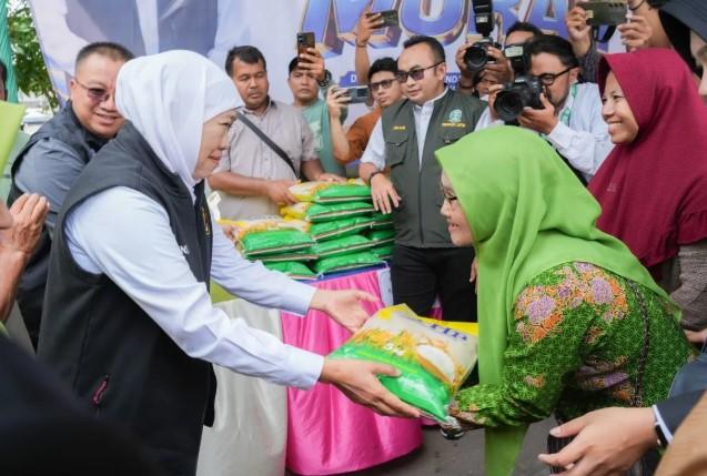Khofifah: Pasar Murah Efektif Kendalikan Inflasi dan Jaga Daya Beli Masyarakat Jatim