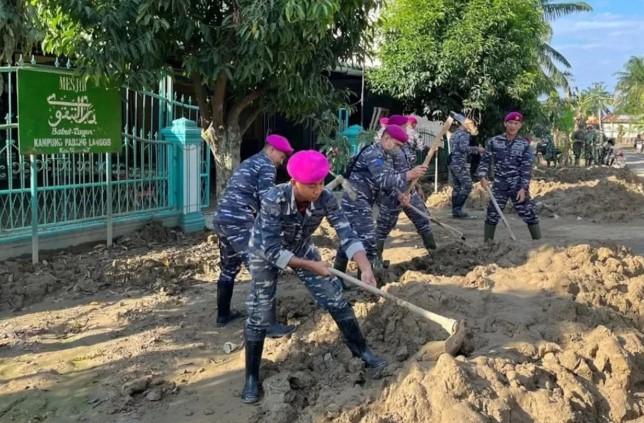 Personel Marinir Diterjunkan Pulihkan Aceh Tamiang Pascabanjir November 2025