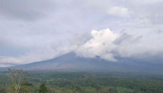 Gunung Semeru Masih Berstatus Siaga dengan Aktivitas Vulkanik Tinggi