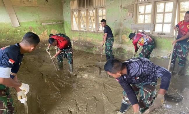 TNI Kerahkan Yonif 117 Ksatria Yudha Bersihkan 19 Sekolah Terdampak Banjir di Aceh Tamiang