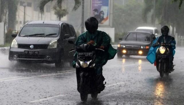 BMKG Peringatkan Potensi Hujan Lebat di Sejumlah Wilayah Indonesia, Waspadai Petir dan Udara Kabur