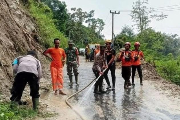 Ketika Air Menjadi Berkah dan Bencana bagi Tanah: Menelusuri Peran Air Hujan dalam Awal dan Akhir Kehidupan Daratan