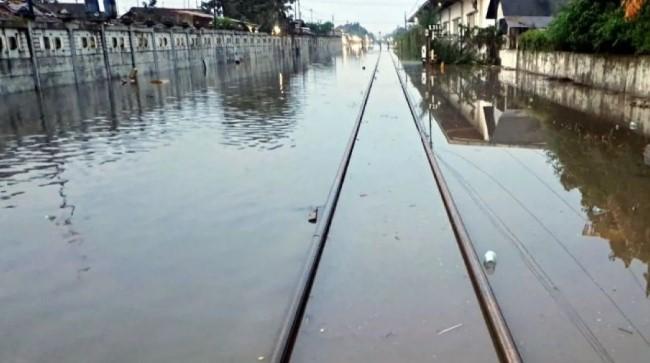 PT KAI Terapkan Pola Operasi Memutar, Banjir Rendam Jalur Rel Pekalongan–Sragi