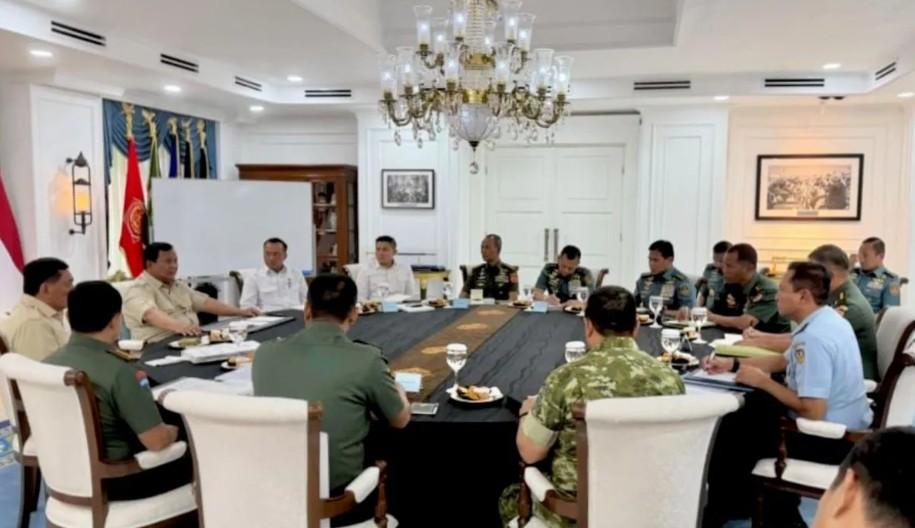 Presiden Prabowo Pimpin Rapat Strategis Bersama Pimpinan TNI di Hari Libur Nasional