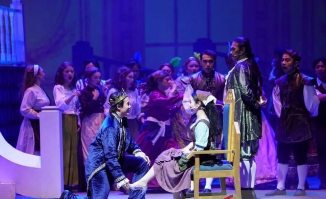 Irene Umar Dorong Teater Musikal Indonesia Mendunia, Apresiasi Kualitas Cinderella di TIM