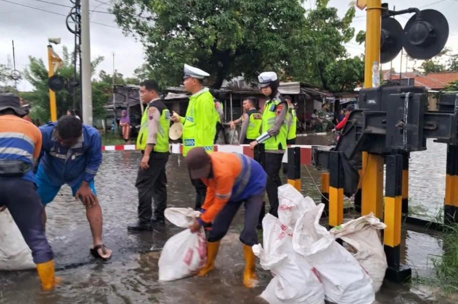 Banjir di Jalur Pekalongan Tidak Ganggu Keberangkatan KA Daop 7 Madiun, Penumpang Tetap Padat