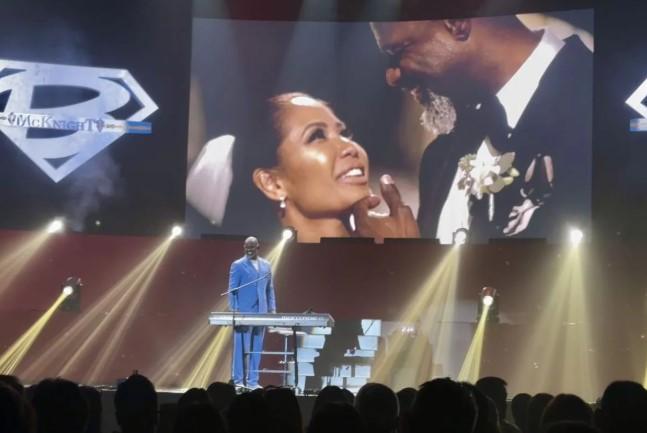 Brian McKnight Persembahkan “Everything” untuk Istri di Konser Jakarta: “Kamu adalah Segalanya”