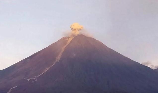 Gunung Semeru Alami 23 Kali Gempa Letusan dalam Enam Jam, Status Masih Siaga