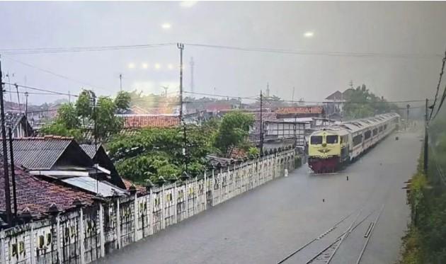 Banjir Genangi Jalur, KAI Alihkan 145 Penumpang KA Ciremai ke KA Harina