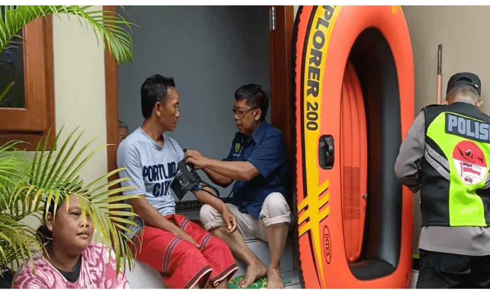 Polres Batang Gelar Pemeriksaan Kesehatan untuk Warga Terdampak Banjir