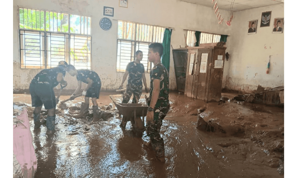 TNI Intensifkan Pembersihan Sekolah di Tapteng, Percepat Pemulihan Belajar Pasca-Banjir