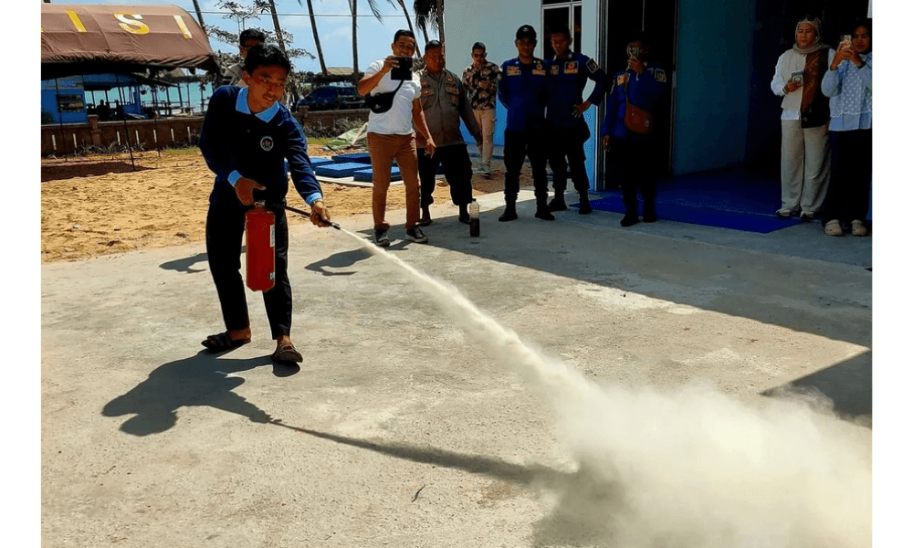 Disdamkarmat Natuna Latih Relawan SPPG dan Polres Tangani Kebakaran Dapur Publik