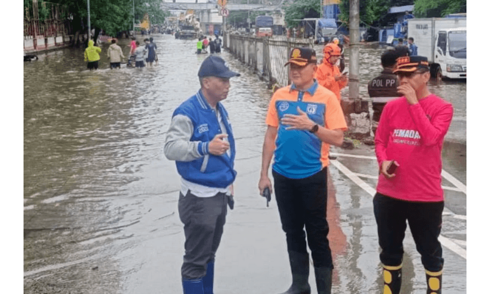 Sudinhub Jakut Sebar Petugas di Titik Banjir untuk Atur Lalu Lintas dan Cegah Kemacetan
