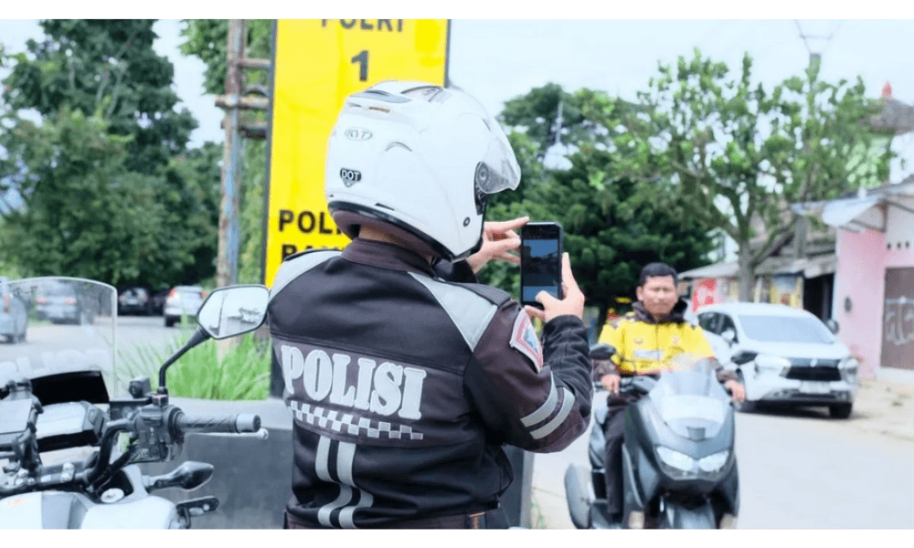 Satlantas Bandung Uji Coba Penindakan Pelanggaran Lalu Lintas dengan ETLE Genggam