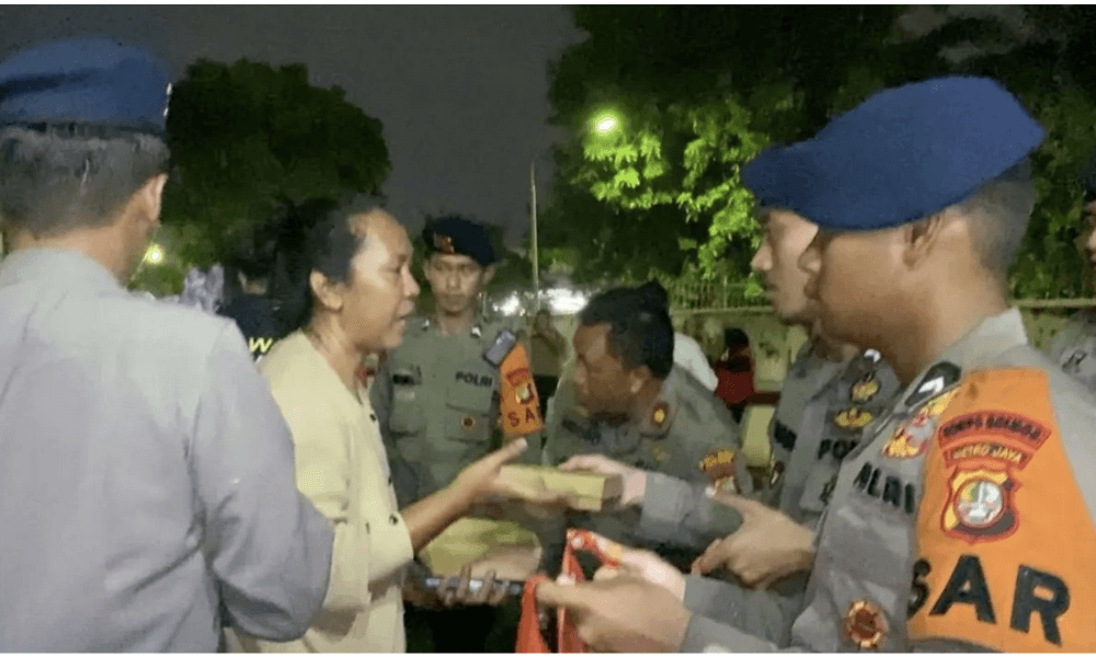 Brimob Gelar Dapur Lapangan untuk Warga Terdampak Banjir di Rawa Terate, Jaktim