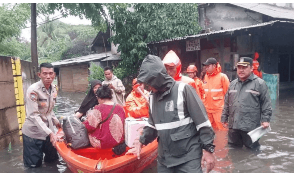 Lebih dari Seribu Warga Dievakuasi Akibat Banjir di Cakung Barat, Air Capai 120 cm
