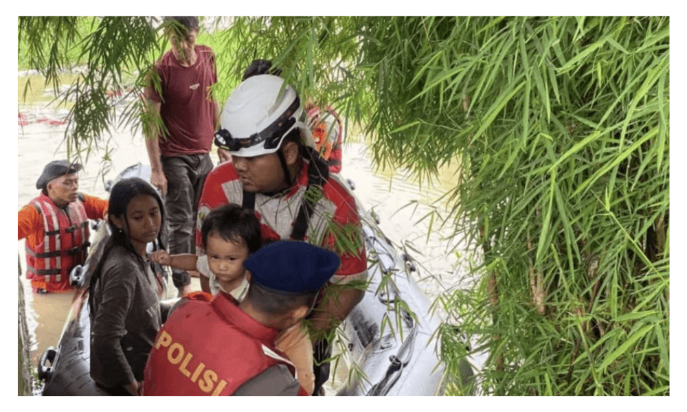 Brimob Polda Metro Evakuasi Warga Terdampak Banjir Luapan Kali Ulu Cikarang