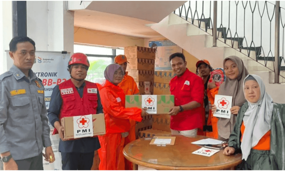 Pemkot dan PMI Jakarta Timur Salurkan Bantuan untuk Penyintas Banjir di Tiga Kelurahan Cakung