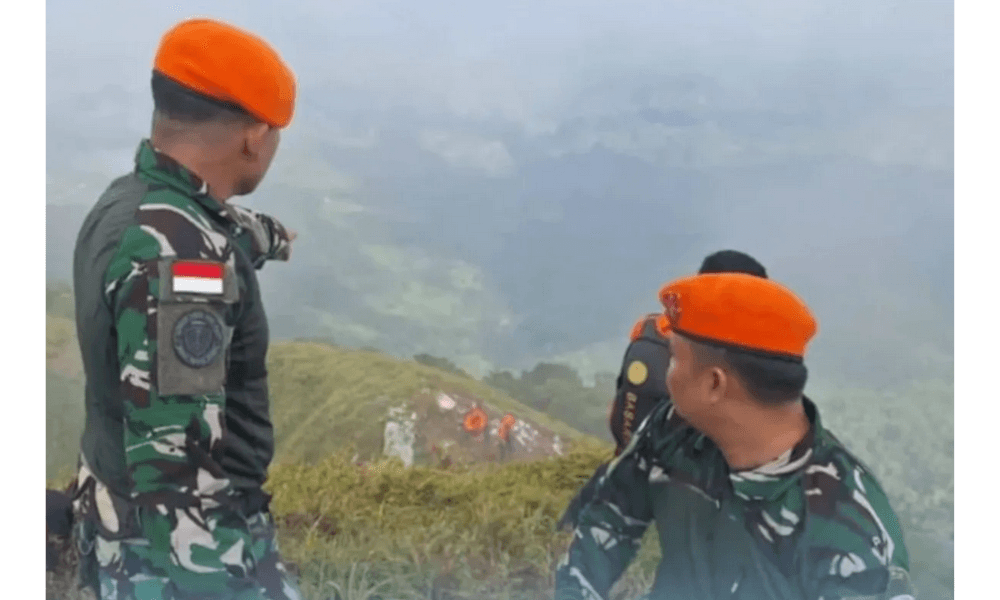 TNI AU Kerahkan Korpasgat dan Helikopter Caracal untuk Evakuasi Pesawat ATR 42-500 di Maros