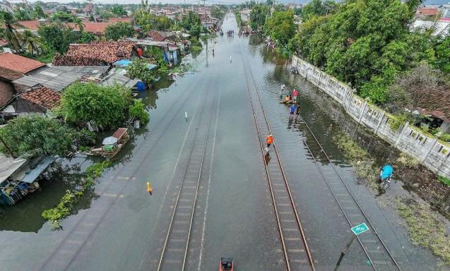 KAI Lanjutkan Pemulihan Operasional Usai Banjir dengan Pembatasan Kecepatan