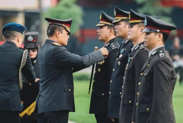 Kapolda Jatim Anugerahkan Tanda Kehormatan kepada 2.684 Personel Polri