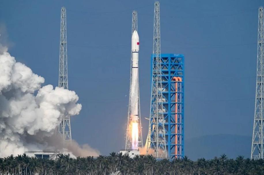 China Luncurkan Roket Long March-12 Bawa Satelit Internet dari Hainan