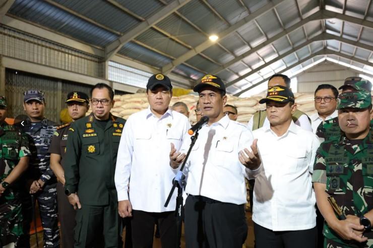 Sidak ke Tanjung Balai Karimun, Mentan Amran Bongkar 1.000 Ton Beras Ilegal: “Ini Pengkhianatan terhadap Petani”